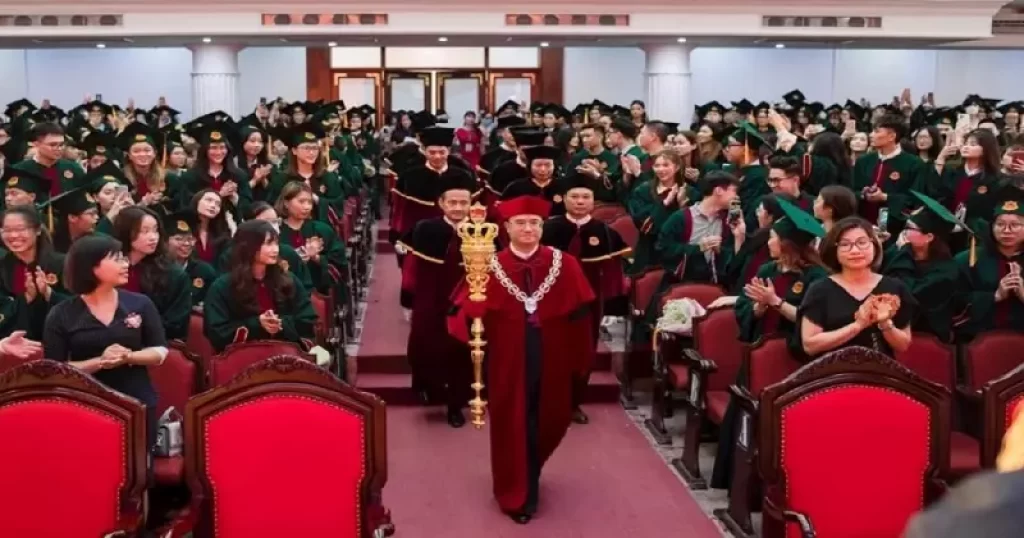 Lễ tốt nghiệp tại Đại học Kinh tế - Đại học Quốc gia Hà Nội